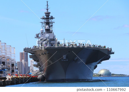 DDH-184「加賀號」驅逐艦進入大阪港，從穿過船前的渡輪看到的景色 110667992