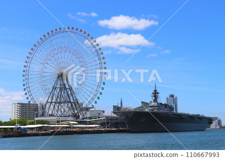 DDH-184「加賀號」驅逐艦進入大阪港，從穿過船前的渡輪看到的景色 110667993