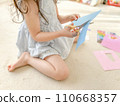 孩子用剪刀剪摺紙 110668357