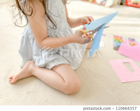 孩子用剪刀剪摺紙 孩子用剪刀剪摺紙 110668357