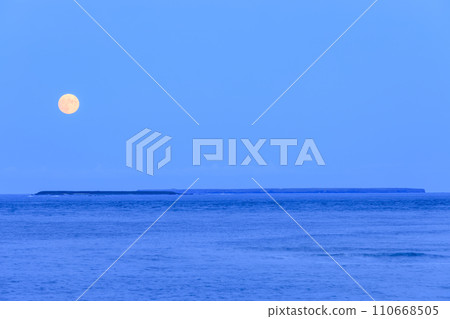 Habomai Islands and the Moon Habomai Islands and the Moon 110668505