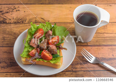 roast beef toast 110668546