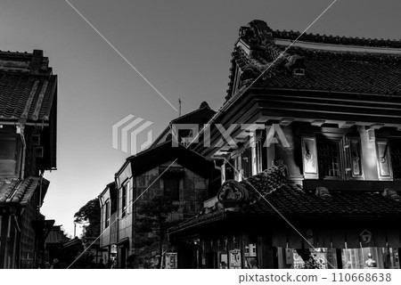 川越 Ichibangaigura-zukuri 日落 b-4 單色的城市景觀 川越 Ichibangaigura-zukuri 日落 b-4 單色的城市景觀 110668638