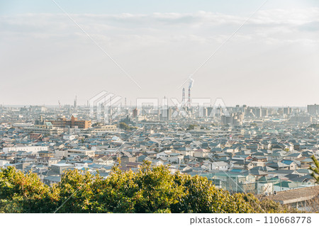 [Japan] Many people work in industrialized towns 110668778