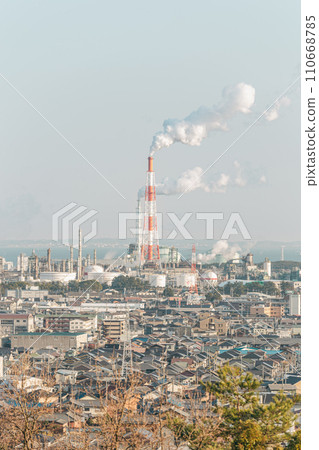 [Japan] Many people work in industrialized towns 110668785