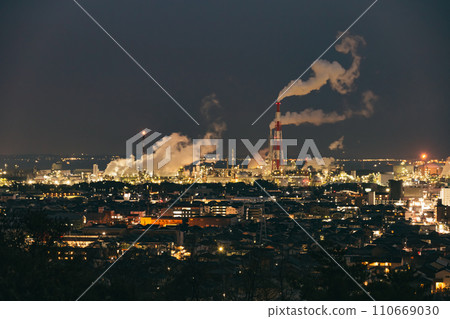 [Japan] Night view of an industrial area where many people work 110669030