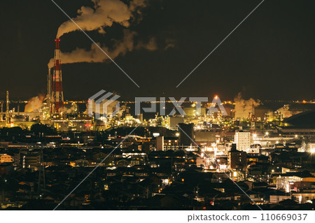 [日本]許多人工作的工業區的夜景 110669037