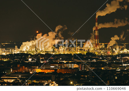 [日本]許多人工作的工業區的夜景 110669046