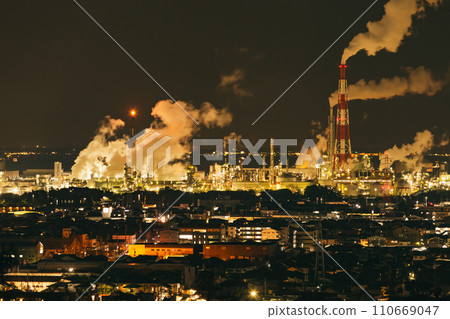 [Japan] Night view of an industrial area where many people work 110669047