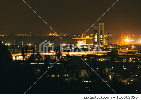[Japan] Night view of an industrial area where many people work 110669050