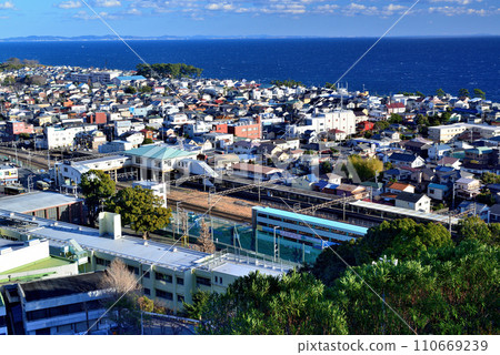 Scenery of JR Ninomiya Station and Sagami Bay seen from the hill of Azumayama Park Scenery of JR Ninomiya Station and Sagami Bay seen from the hill of Azumayama Park 110669239