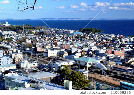 Scenery of JR Ninomiya Station and Sagami Bay seen from the hill of Azumayama Park 110669256