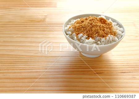撒上黃豆粉的米飯 黃豆粉飯 撒上黃豆粉的米飯 黃豆粉飯 110669387