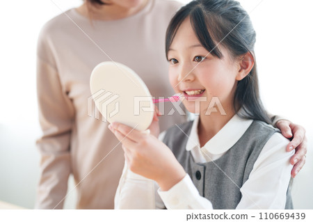 女孩刷牙 女孩刷牙 110669439