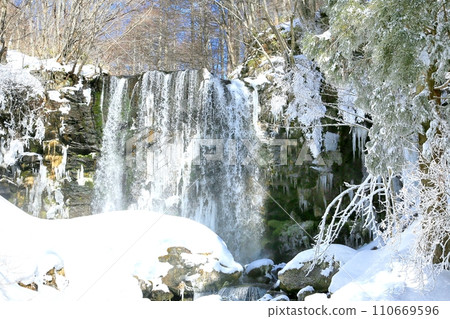 Karasawa waterfall in winter 110669596