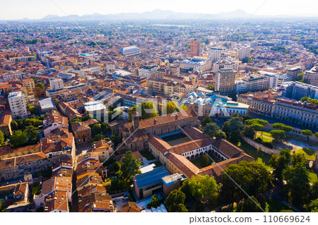Aerial view of Padua cityscape with buildings and streets 110669624