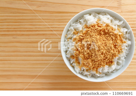 撒上黃豆粉的米飯 黃豆粉飯 110669691