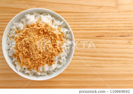 撒上黃豆粉的米飯 黃豆粉飯 撒上黃豆粉的米飯 黃豆粉飯 110669692