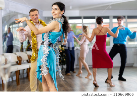 Young girl dancing 110669906