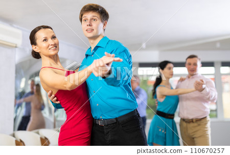 Woman and man dancing 110670257