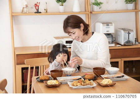 Parent and child meal Japanese food mother daughter 110670705