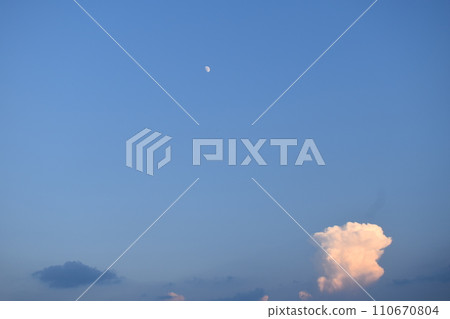 夏日傍晚的天空:破碎的積雨雲與月亮① 夏日傍晚的天空:破碎的積雨雲與月亮① 110670804