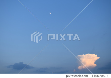 夏日傍晚的天空：破碎的積雨雲與月亮② 110670805