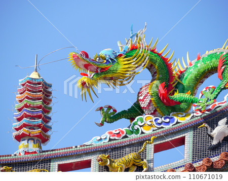 Temple dragon (right) Temple dragon (right) 110671019