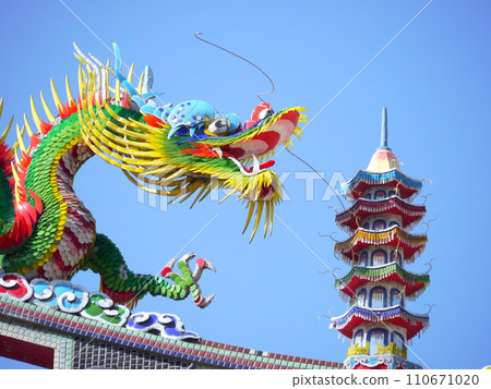 Temple dragon (left) Temple dragon (left) 110671020