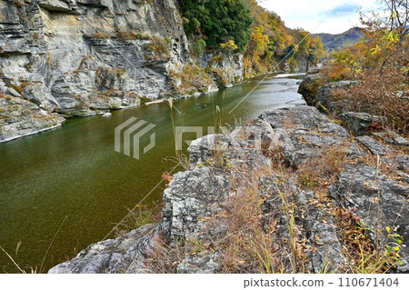 Nagatoro Iwatatami and valley with autumn leaves Nagatoro Iwatatami and valley with autumn leaves 110671404