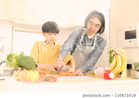 中年男子在廚房教小學生做飯 110671619