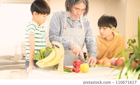 父親和兒子在廚房做飯 110671627