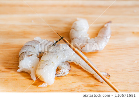 Deveining shrimp Deveining shrimp 110671681