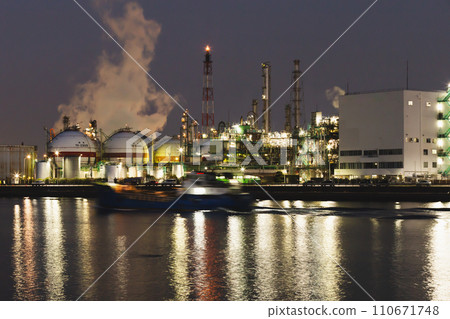 [Japan] Night view of an industrial area where many people work 110671748