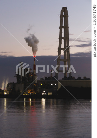 [日本]許多人工作的工業區的夜景 110671749