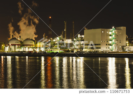 [日本]許多人工作的工業區的夜景 110671753