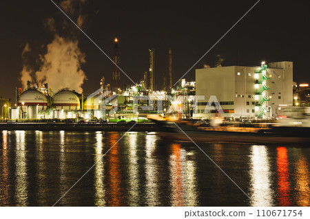 [Japan] Night view of an industrial area where many people work 110671754