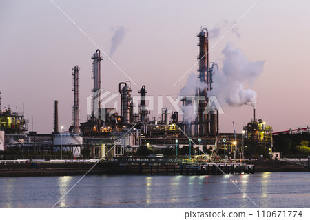 [Japan] Night view of an industrial area where many people work 110671774
