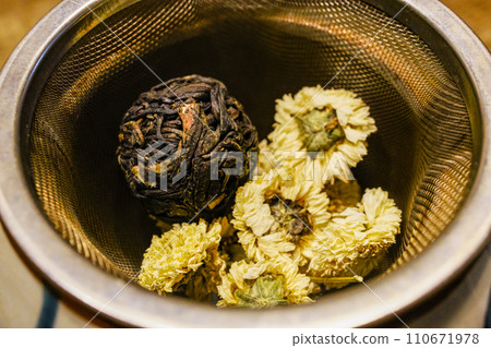 普洱與菊花茶葉 110671978