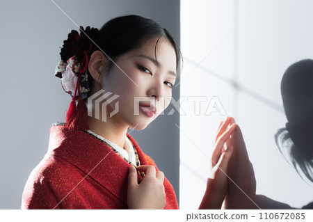 穿著和服的美麗年輕日本女人，倦怠的表情，特寫 110672085