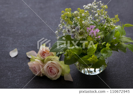 玫瑰和春天的花朵的插花 玫瑰和春天的花朵的插花 110672945