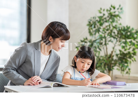在補習班學習的小學生和老師。 在補習班學習的小學生和老師。 110673478