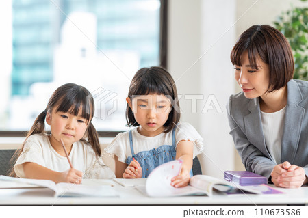 Elementary school students and instructors studying at a cram school. 110673586