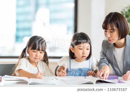 Elementary school students and instructors studying at a cram school. 110673587