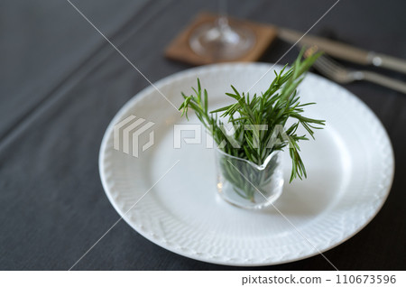 桌上的白盤子和迷迭香 110673596