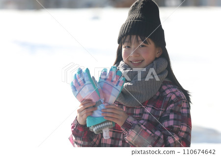 戴手套的女孩 110674642