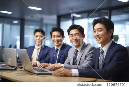 商人在會議室交談 110674701