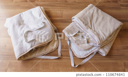 Mat pad with elastic bands on the four corners 110674841