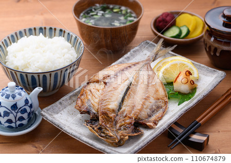 日本料理、竹莢魚、味噌湯、米飯、泡菜 日本料理、竹莢魚、味噌湯、米飯、泡菜 110674879