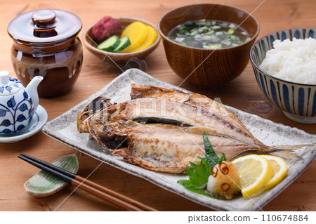日本料理、竹莢魚、味噌湯、米飯、泡菜 110674884
